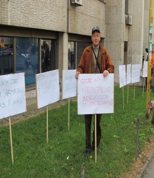 Mihajlo s transparentom ispred Ministarstva zdravlja TK
