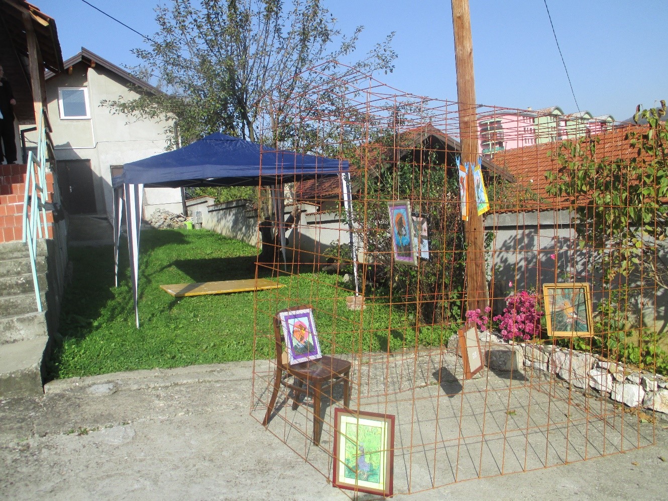 Zarobljene ptice. Izložba slika Adnana Sivića pred Fenixom, oktobar 2014. godine.