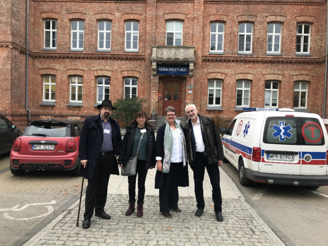 Bojan Šošić (prvi slijeva) s kolegama iz Španije, Australije i Francuske, u posjeti psihijatrijskoj klinici u blizini Varšave.