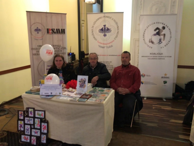 Na sajmu organizacija osoba s invaliditetom povodom Međunarodnog dana osoba s invaliditetom, Tuzla